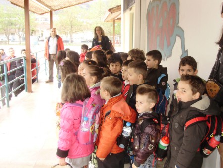 Τα παιδιά τραγουδούν στους καθηγητές